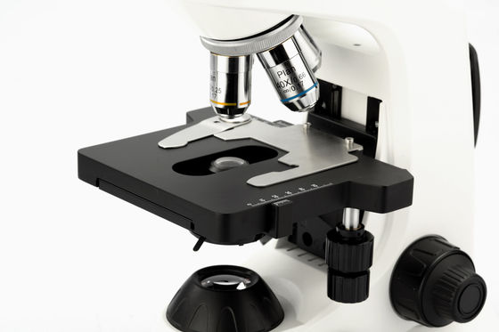 4-pozycyjny 40-krotny laboratoryjny mikroskop biologiczny ze stopniem mechanicznym
